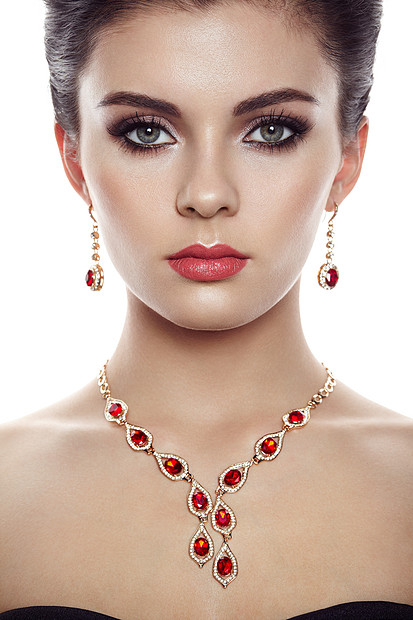 珠宝与轻美 优雅黑发女孩的时尚肖像